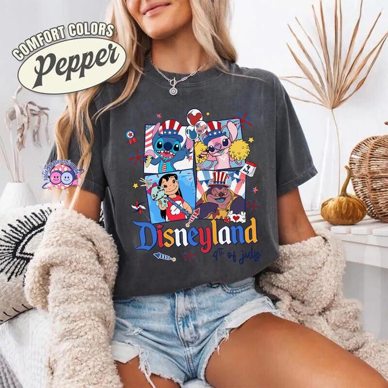 Camiseta de Lilo y Stitch con globos de Disneyland para el 4 de julio, regalo de Lilo y Stitch para el Día de la Independencia (4 de julio), camisetas de verano de Estados Unidos. imagen 2