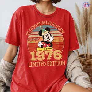 Sudadera vintage de Mickey de edición limitada de 1976, sudadera de 50.º cumpleaños, camiseta del 50.º aniversario de Disneyland 2026, camiseta de cumpleaños de Mickey imagen 4