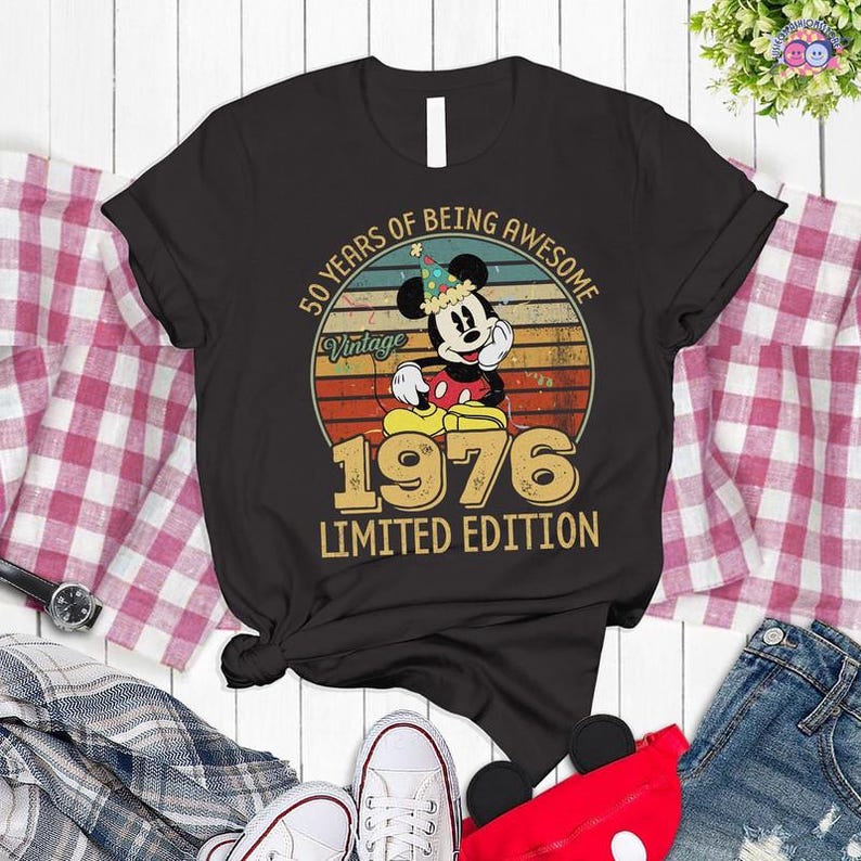 Sudadera vintage de Mickey de edición limitada de 1976, sudadera de 50.º cumpleaños, camiseta del 50.º aniversario de Disneyland 2026, camiseta de cumpleaños de Mickey imagen 3