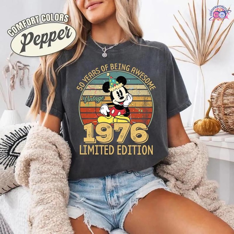Sudadera vintage de Mickey de edición limitada de 1976, sudadera de 50.º cumpleaños, camiseta del 50.º aniversario de Disneyland 2026, camiseta de cumpleaños de Mickey imagen 1