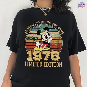 Sudadera vintage de Mickey de edición limitada de 1976, sudadera de 50.º cumpleaños, camiseta del 50.º aniversario de Disneyland 2026, camiseta de cumpleaños de Mickey imagen 2