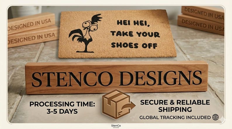 Puede incluir: Un felpudo rectangular de fibra de coco color canela con un gr&aacute;fico negro de un pollo de dibujos animados y el texto "HEI HEI, TAKE YOUR SHOES OFF". Frente a la alfombra hay un bloque de madera rectangular con el texto "STENCO DESIGNS".