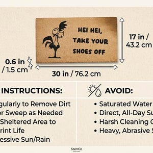 Puede incluir: Un felpudo rectangular de fibra de coco beige con un gr&aacute;fico negro de un pollo de dibujos animados y el texto 'HEI HEI, TAKE YOUR SHOES OFF'. La alfombra mide 76,2 cm de ancho, 43,2 cm de alto y 1,5 cm de grosor, con instrucciones impresas.