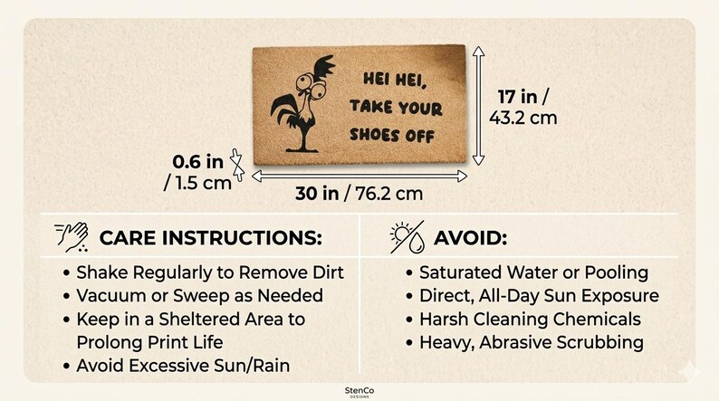 Puede incluir: Un felpudo rectangular de fibra de coco beige con un gr&aacute;fico negro de un pollo de dibujos animados y el texto 'HEI HEI, TAKE YOUR SHOES OFF'. La alfombra mide 76,2 cm de ancho, 43,2 cm de alto y 1,5 cm de grosor, con instrucciones impresas.