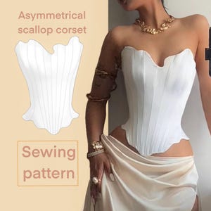 Puede incluir: Patrón de costura de corsé asimétrico con volantes blanco. El corsé tiene un borde festoneado único y pliegues verticales. El texto "Asymmetrical scallop corset" y "Sewing pattern" es visible.