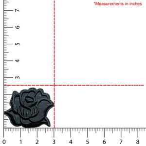 Puede incluir: Un parche de rosa bordada negra, de aproximadamente 6,35 cm de ancho. El parche presenta costuras detalladas, mostrando los p&eacute;talos y las hojas de la rosa. El parche est&aacute; dise&ntilde;ado para su aplicaci&oacute;n en ropa o accesorios.