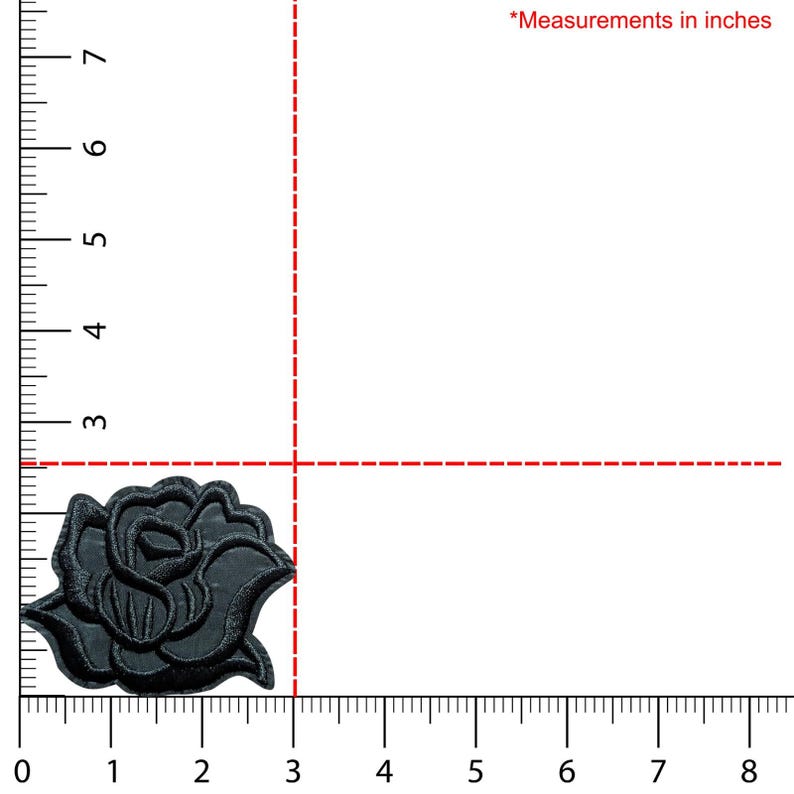 Puede incluir: Un parche de rosa bordada negra, de aproximadamente 6,35 cm de ancho. El parche presenta costuras detalladas, mostrando los p&eacute;talos y las hojas de la rosa. El parche est&aacute; dise&ntilde;ado para su aplicaci&oacute;n en ropa o accesorios.
