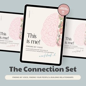 Op de afbeelding: Digitale werkboeken met de titel "This is me!" op tablets. De werkboeken heten "Finding My Voice", "Finding Your People" en "Building Relationships". Elk werkboek heeft een roze hersengrafiek met bloemaccenten en de tekst "The Connection Set".