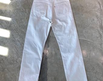 Vintage'owe białe dżinsy Levi's 501 z lat 80., wyprodukowane w USA w 1987 r.