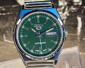 Klasyczny męski zegarek na rękę Seiko 5 Automatic z datą i dniem tygodnia, zielona tarcza, pasek ze stali nierdzewnej