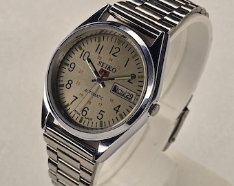 Vintage Seiko 5 automatisk herrarmbandsur med dag och datum, vit urtavla i rostfritt stål