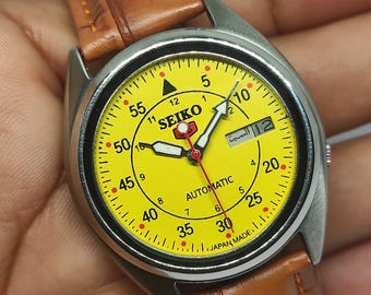 Reloj de pulsera automático vintage Seiko 5 para hombre, día y fecha, esfera amarilla con correa de cuero