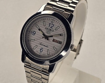 Vintage Seiko 5 automatisk herrarmbandsur dag och datum, vit urtavla rostfritt stålarmband