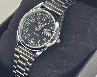Vintage Seiko 5 Automatic men's wrist watch day&date, black dial with stainless steel band
