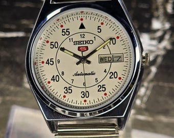 Vintage Seiko 5 Automatic men's wrist watch day&date, white dial, Stainless steel band
