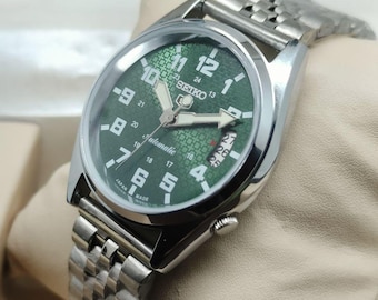 Klasyczny męski zegarek na rękę Seiko 5 Automatic z datą i dniem tygodnia, zieloną tarczą i stalowym paskiem