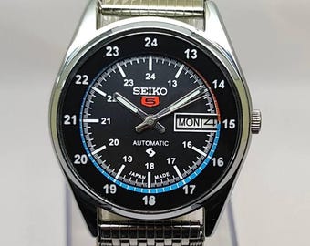Vintage Seiko 5 Automatic men's wrist watch day&date, Black dial Stainless steel band