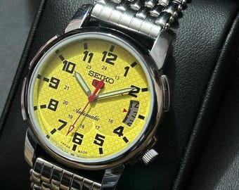 Reloj de pulsera automático Seiko 5 vintage para hombre, esfera amarilla, correa de acero inoxidable.