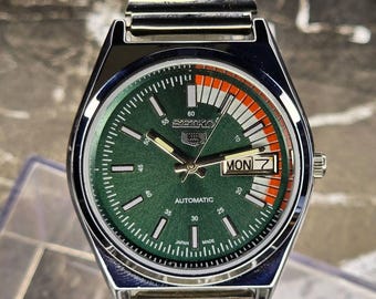 Vintage Seiko 5 Automatic men's wrist watch day&date, Green dial Stainless steel Band