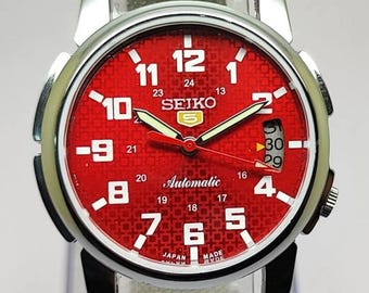 ヴィンテージ セイコー5 自動巻き腕時計：レッドダイヤル デイデイト、1980年代リファービッシュ品