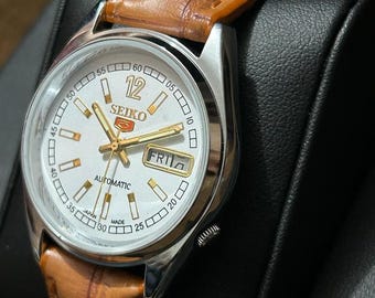 Vintage Seiko 5 Automatic men's wrist watch day&date, White Dial With leather Band