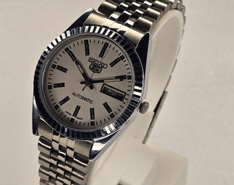 Vintage Seiko 5 Automatic herrarmbandsur dag och datum, vit urtavla med rostfritt stålarmband