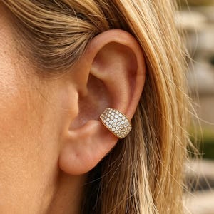 Brincos de pressão com zircônias cúbicas e acabamento banhado a ouro para mulheres.