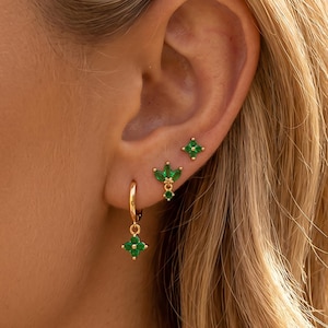 Smaragdgroene CZ klavertje vier oorbellen, 18-karaats verguld geluksklavertje huggie oorbellen en kraakbeenpiercings voor haar