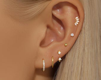 Pendientes chapados en oro apilados para mujer con circonitas cúbicas.