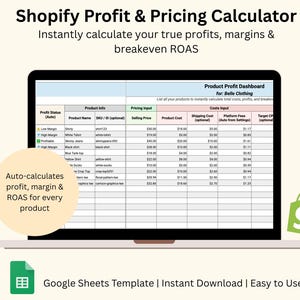 Puede incluir: Una pantalla de portátil muestra una hoja de cálculo titulada "Shopify Profit & Pricing Calculator". La pantalla muestra una tabla con información del producto, entradas de precios y entradas de costes. El texto "Auto-calculates profit, margin & ROAS for every product" es visible. Una bolsa de la compra verde con un logotipo "S" está en la imagen.