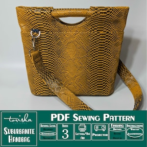 Op de afbeelding: Een gele handtas van imitatie-slangenleer met een bovenste handvat en een lange schouderriem. De handtas is gemaakt van kunstleer en heeft een textuur. Het patroon bevat de tekst "SUBURBANITE HANDBAG" en "PDF SEWING PATTERN".