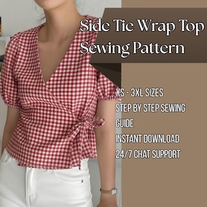 Peut inclure: Un haut portefeuille à carreaux vichy rouges et blancs avec des manches courtes et un lien latéral. Le texte indique : Side Tie Wrap Top Sewing Pattern, XS - 3XL SIZES, STEP BY STEP SEWING GUIDE, INSTANT DOWNLOAD, 24/7 CHAT SUPPORT.
