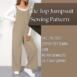 Puede incluir: Un mono beige con tirantes anudados y perneras anchas sobre una camiseta blanca de manga larga. El texto dice Tie Top Jumpsuit Sewing Pattern, XXS - 2XL SIZES, STEP BY STEP SEWING GUIDE, INSTANT DOWNLOAD y 24/7 CHAT SUPPORT sobre un fondo marrón.