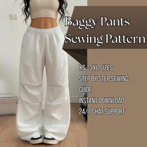 Może przedstawiać: Białe, szerokie spodnie w cienkie pionowe czarne prążki z elastycznym pasem. Tekst na obrazku brzmi: Baggy Pants Sewing Pattern, XS - 3XL SIZES, STEP BY STEP SEWING GUIDE, INSTANT DOWNLOAD, 24/7 CHAT SUPPORT.