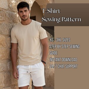 Pode incluir: Uma t-shirt bege de manga curta e calções brancos. O texto na imagem diz: T-Shirt Sewing Pattern, XS-3XL SIZES, STEP BY STEP SEWING GUIDE, INSTANT DOWNLOAD, 24/7 CHAT SUPPORT. A peça de vestuário é usada contra uma parede de pedra.