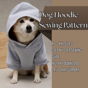 Pode incluir: Um moletom com capuz cinza claro para cães usado por um cão pequeno. O texto diz: Dog Hoodie Sewing Pattern, XS - XXL SIZES, STEP BY STEP SEWING GUIDE, INSTANT DOWNLOAD, 24/7 CHAT SUPPORT. A peça possui um capuz e mangas para o animal.