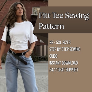 Może przedstawiać: Biała koszulka z krótkim rękawem, marszczoną talią i jasnoniebieskie dżinsy. Tekst głosi: Fitt Tee Sewing Pattern, XS - 5XL SIZES, STEP BY STEP SEWING GUIDE, INSTANT DOWNLOAD, 24/7 CHAT SUPPORT. Jest to wzór krawiecki do szycia odzieży.