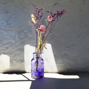Stor transparent violett epoxihartsvas • Handgjord dekorativ vas • Modernt designobjekt • Minivas 10 cm • Heminredning