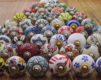 Indiska mandala keramiska knoppar, handmålade skåphandtag, eleganta möbelhandtag, blommiga byråhandtag Boho köksdetaljer