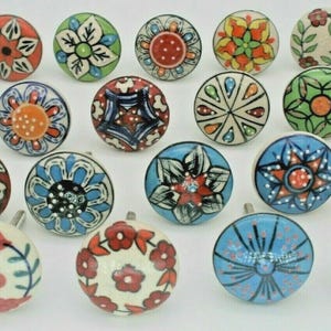 Handgemaakte Indiase keramische knoppen, decoratieve aardewerk kastgrepen, kleurrijke kledingkastgrepen, uniek housewarmingcadeau voor haar