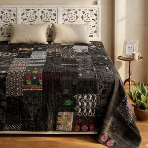 Zwarte kantha-quilt, patchwork Indiase sprei, boho handgemaakte plaid, etnisch donker beddengoed