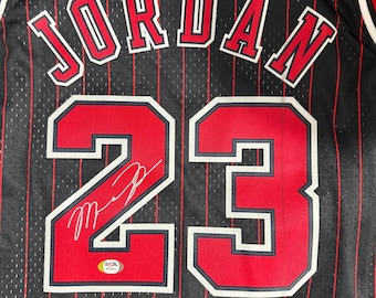 Michael Jordan PSA / DNA signierte Chicago Bulls Jersey Schwarz Rot Stripes nba COA