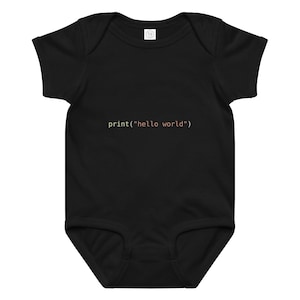 Peut inclure: Body bébé noir à manches courtes. Le texte "print("hello world")" est imprimé en orange clair sur le devant. Le body est fait d'une matière douce.