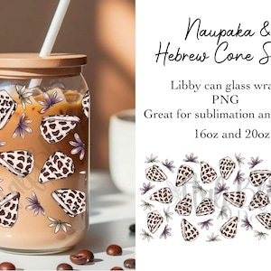 Peut inclure: Un verre Libby transparent avec un couvercle et une paille en bois, rempli d'une boisson. Le verre est décoré d'un motif de coquillages hébreux et de fleurs mauves. Le texte sur l'image dit "Naupaka & Hebrew Cone Shell".