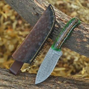 Cuchillo desollador artesanal de acero de Damasco: Mango de resina con forma de piña. Ideal como regalo para él o para cumpleaños.