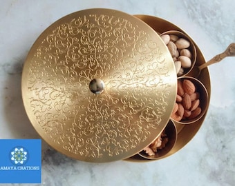 Messing Gewürz Box 8 Zoll Handgravierte Box mit 7 Schüssel 1 Löffel. Perfektes Geschenk für jeden Anlass