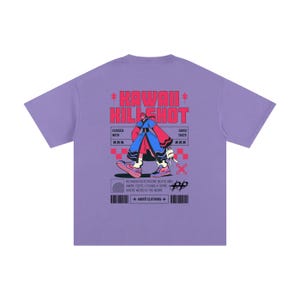 Puede incluir: Una camiseta de color lila con un diseño gráfico que incluye el texto "KAWAII KILL SHOT" en rojo y blanco. El diseño presenta un personaje de estilo anime y texto adicional. Es una prenda informal.