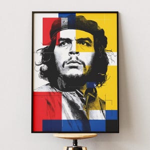 以下が含まれることがあります： 長い髪とベレー帽をかぶった男性の額装された肖像画。赤、青、黄色のカラフルな幾何学模様の背景。アートワークは、金属製のベースが付いた木製のスツールに展示されています。