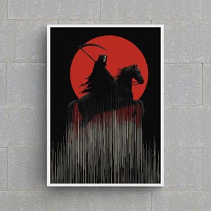 Może przedstawiać: Oprawiony wydruk przedstawiający czarną sylwetkę Grim Reapera na koniu na tle czerwonego słońca. Grafika ma pionowy wzór linii w dolnej części, na czarnym tle. Wydruk jest prezentowany w białej ramie.
