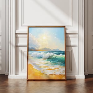 Könnte beinhalten: Gerahmtes Gemälde einer Strandszene. Das Kunstwerk zeigt einen sonnigen Tag mit türkisfarbenen Wellen, die an einem gelben Sandstrand brechen. Der Himmel ist hellblau mit einer goldenen Sonne und flauschigen weißen Wolken. Berge sind in der Ferne zu sehen.